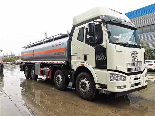 26方運(yùn)油車(chē)，解放前四后六運(yùn)油車(chē)發(fā)車(chē)到遼寧大連